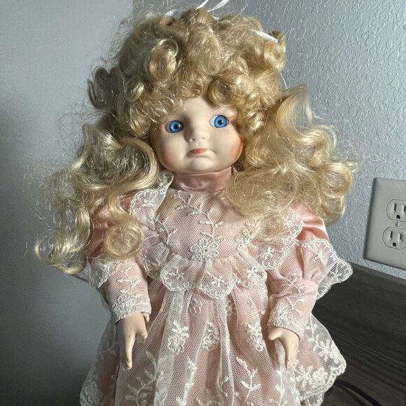 Vintage 1980 GEPPEDO PORCELAIN DOLL 12’ - Picture 8 of 16